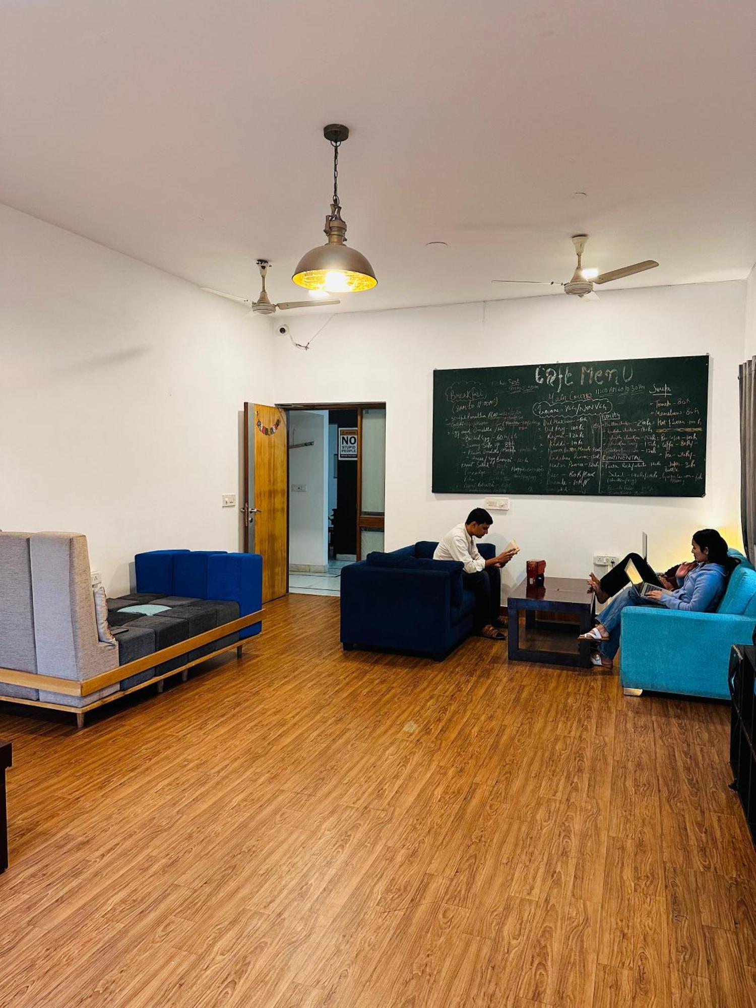 A Sleepy Fox Hostel New Delhi Exterior photo